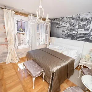 https://gothic-palace-luxury-rooms.splithotels.org